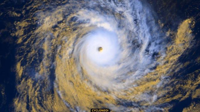 Le puissant cyclone COURTNEY entre dans le Sud-Ouest océan indien