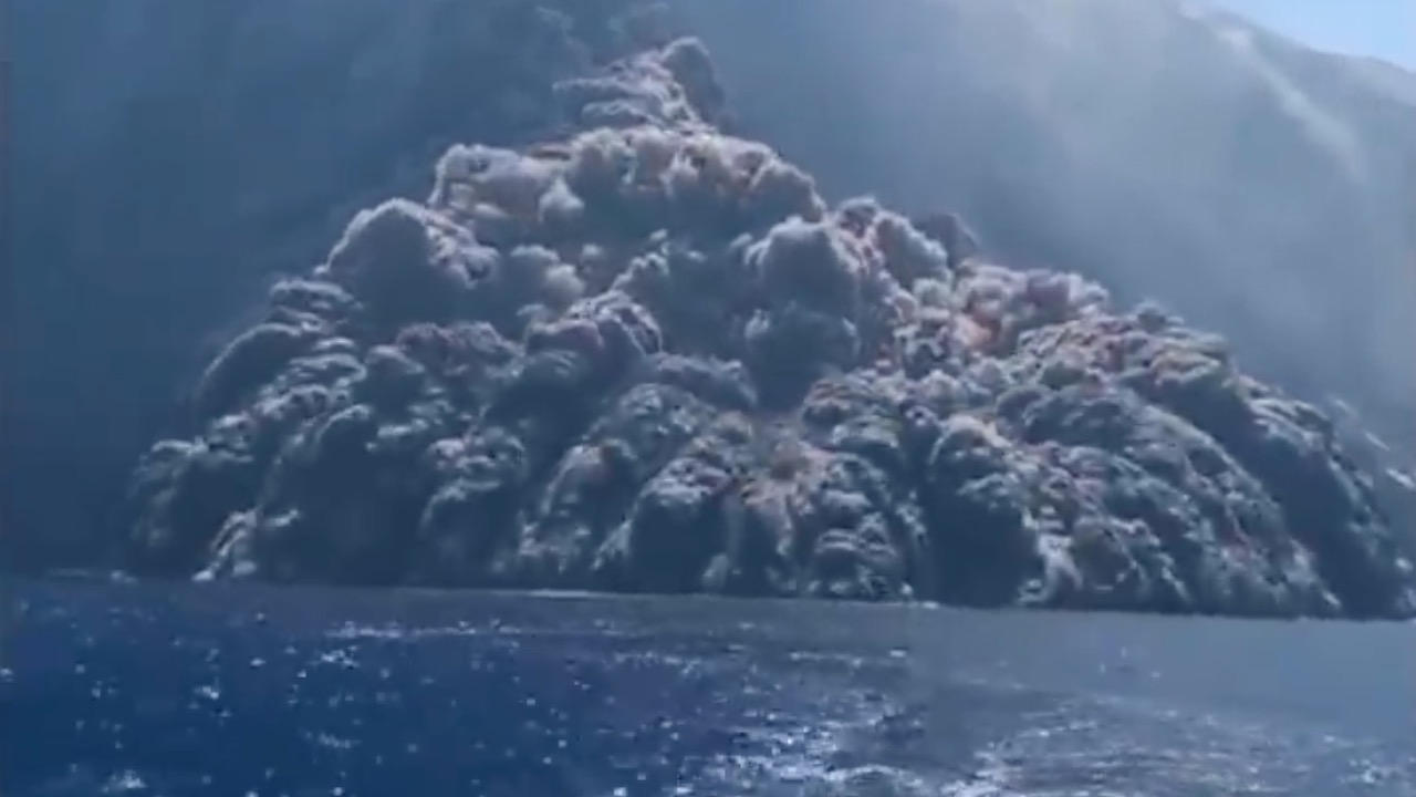 Impressionnante et violente explosion du Stromboli en Sicile