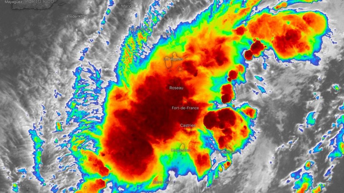 L'hésitante onde tropicale 92L impacte actuellement l'arc antillais