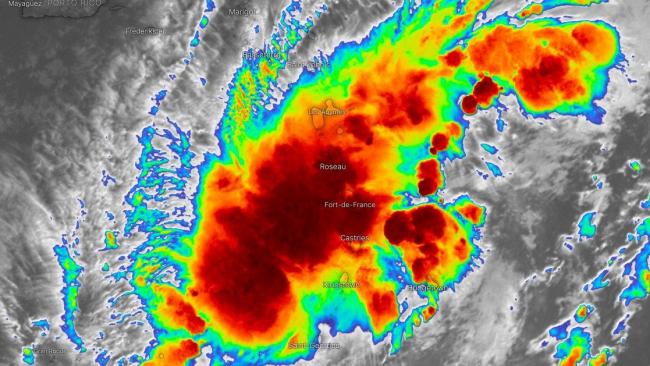 L'hésitante onde tropicale 92L impacte actuellement l'arc antillais