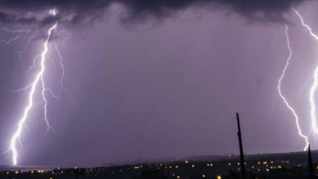Images impressionnantes de l'orage nocturne dans l'Est de la Réunion