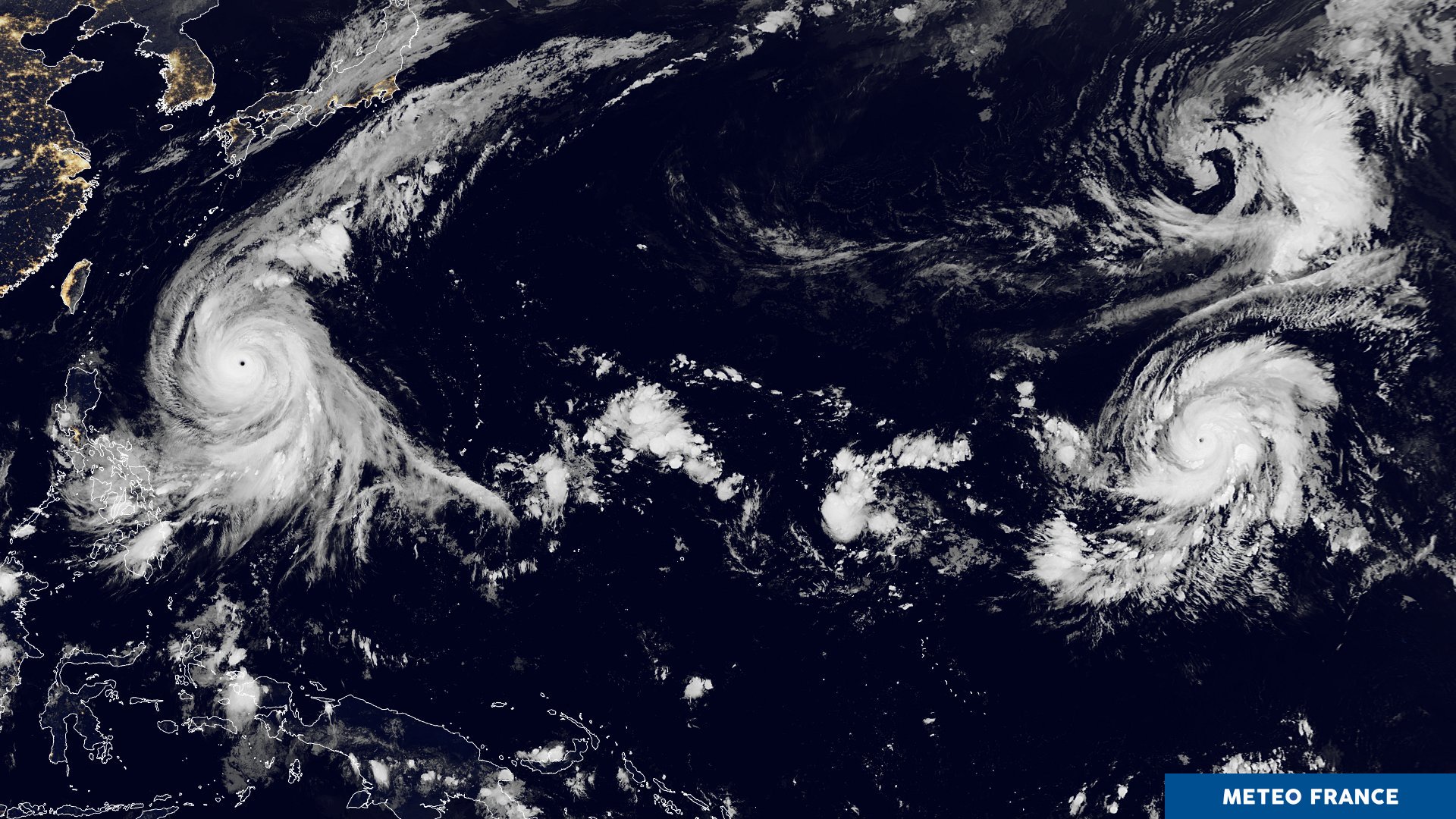 Super Typhon KONG REY et l'ouragan majeur WALAKA ©Météo France