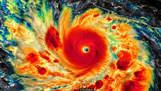 Ouragan polo des rafales de 350 kmh et une pression a 892 hpa