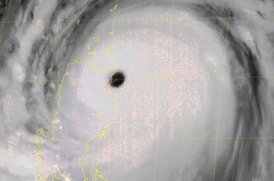 L'oeil du typhon MANGKHUT touchant le nord des Philippines ©RAMMB