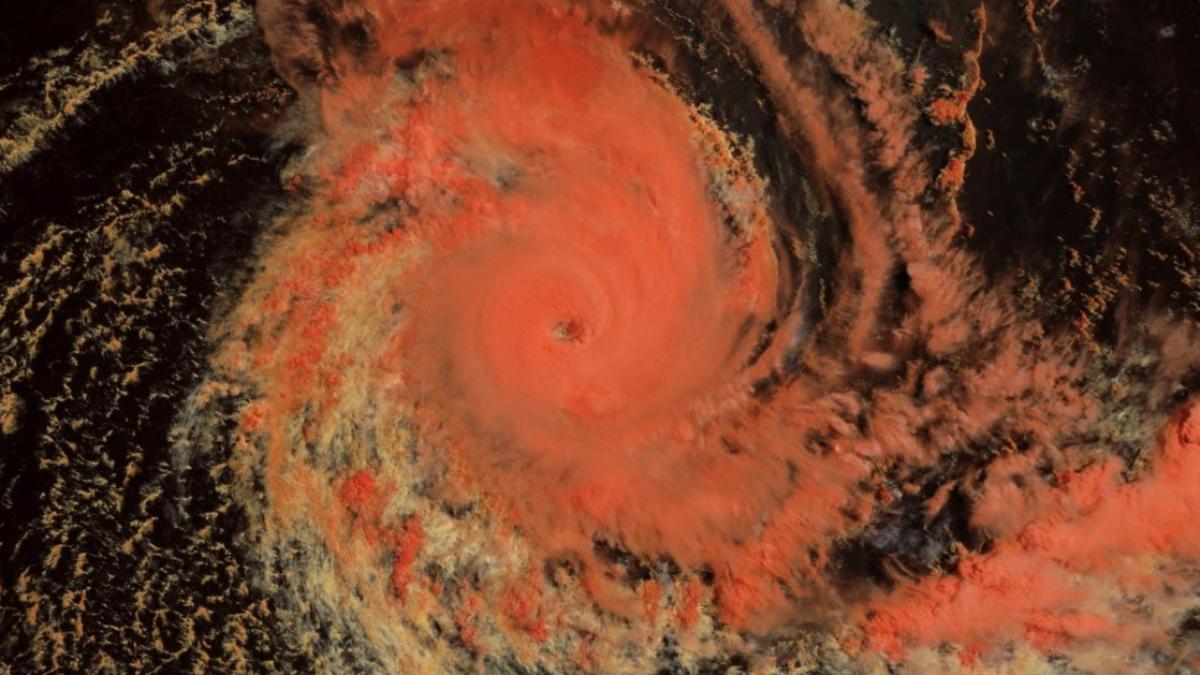 Des rafales de 250 km/h près de l'oeil du cyclone intense SAVANNAH