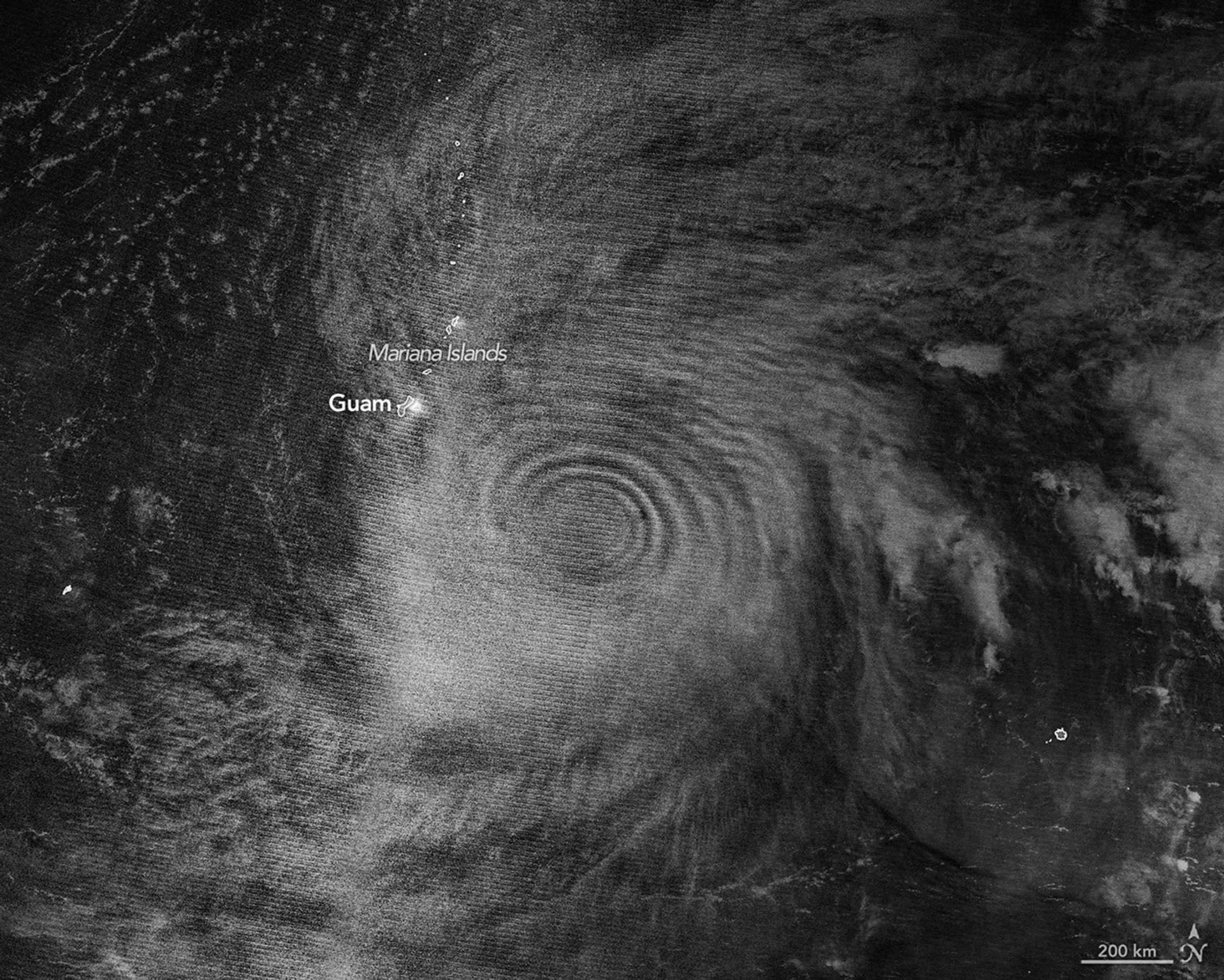 Ondes de gravité atmosphériques visibles au-dessus du super typhon Sinlaku près de Guam, observées par le satellite NOAA-20