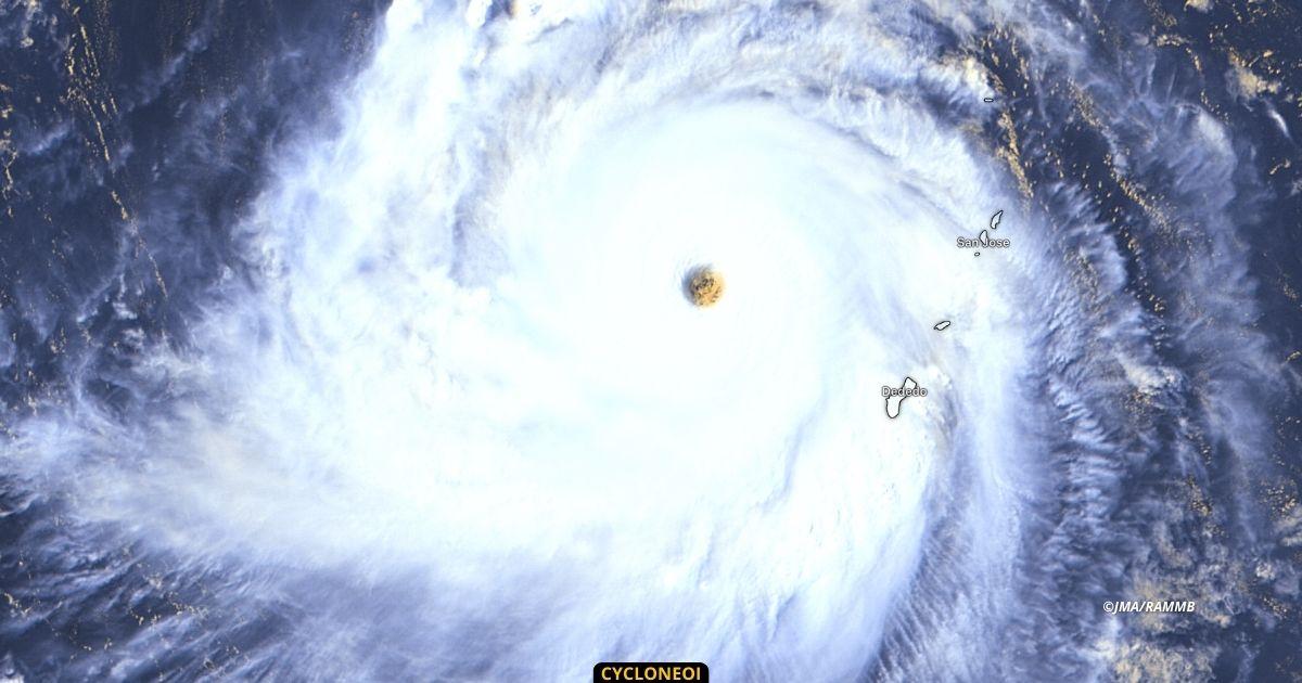 Le super typhon MAWAR redevient un violent catégorie 5