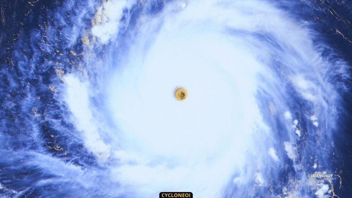 Le super typhon MAWAR explose les compteurs avec des rafales de 360km/h