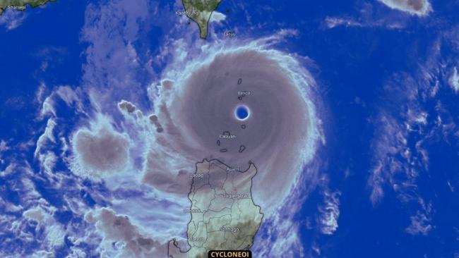 Super typhon Saola, intensification explosive et rafales de 300 km/h