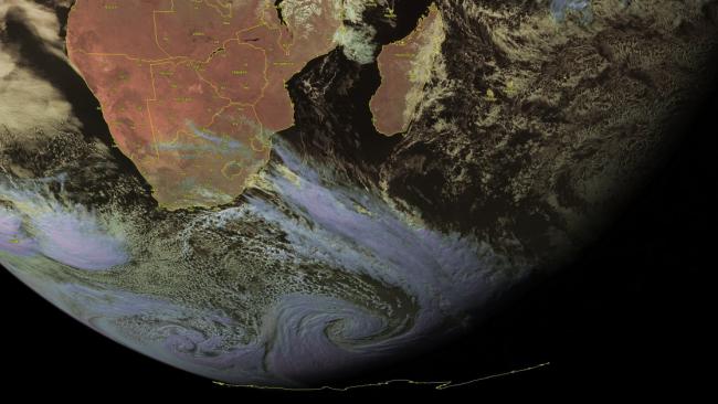 Magnifique tempête Polaire loin au Sud de Madagascar