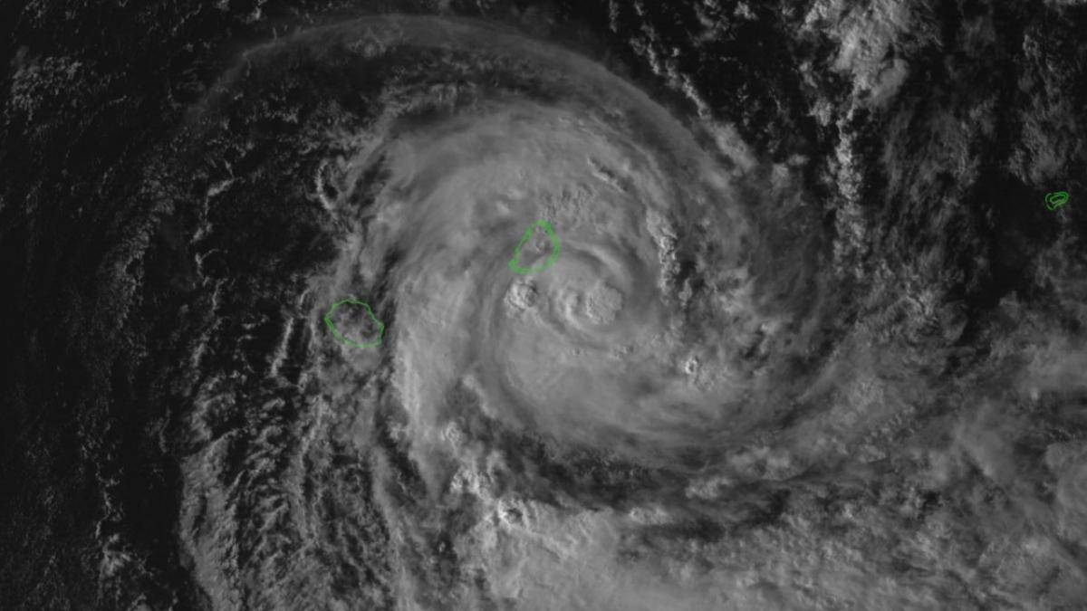 La forte tempête Calvinia quasi-stationnaire à moins de 100km de Maurice