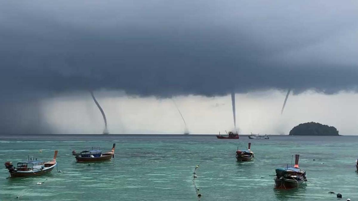 Spectaculaires trombes marines au large de la Thaïlande