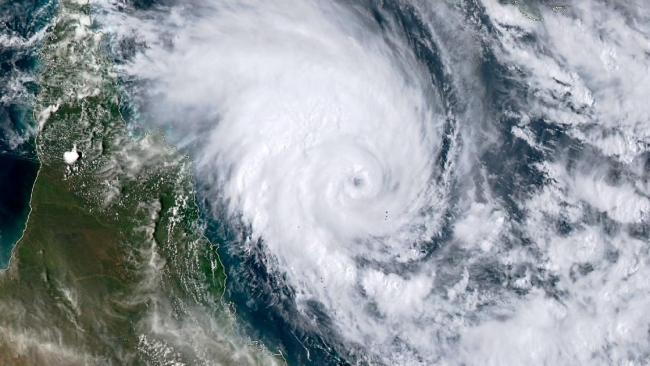 Le cyclone Niran commence à bouger tout en se renforçant significativement