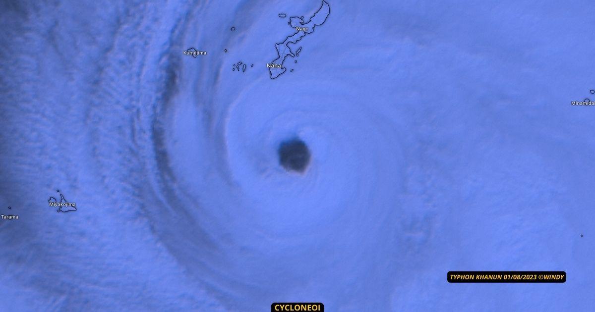 Le dangereux typhon Khanun circule à proximité d'Okinawa