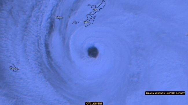 Le dangereux typhon Khanun circule à proximité d'Okinawa