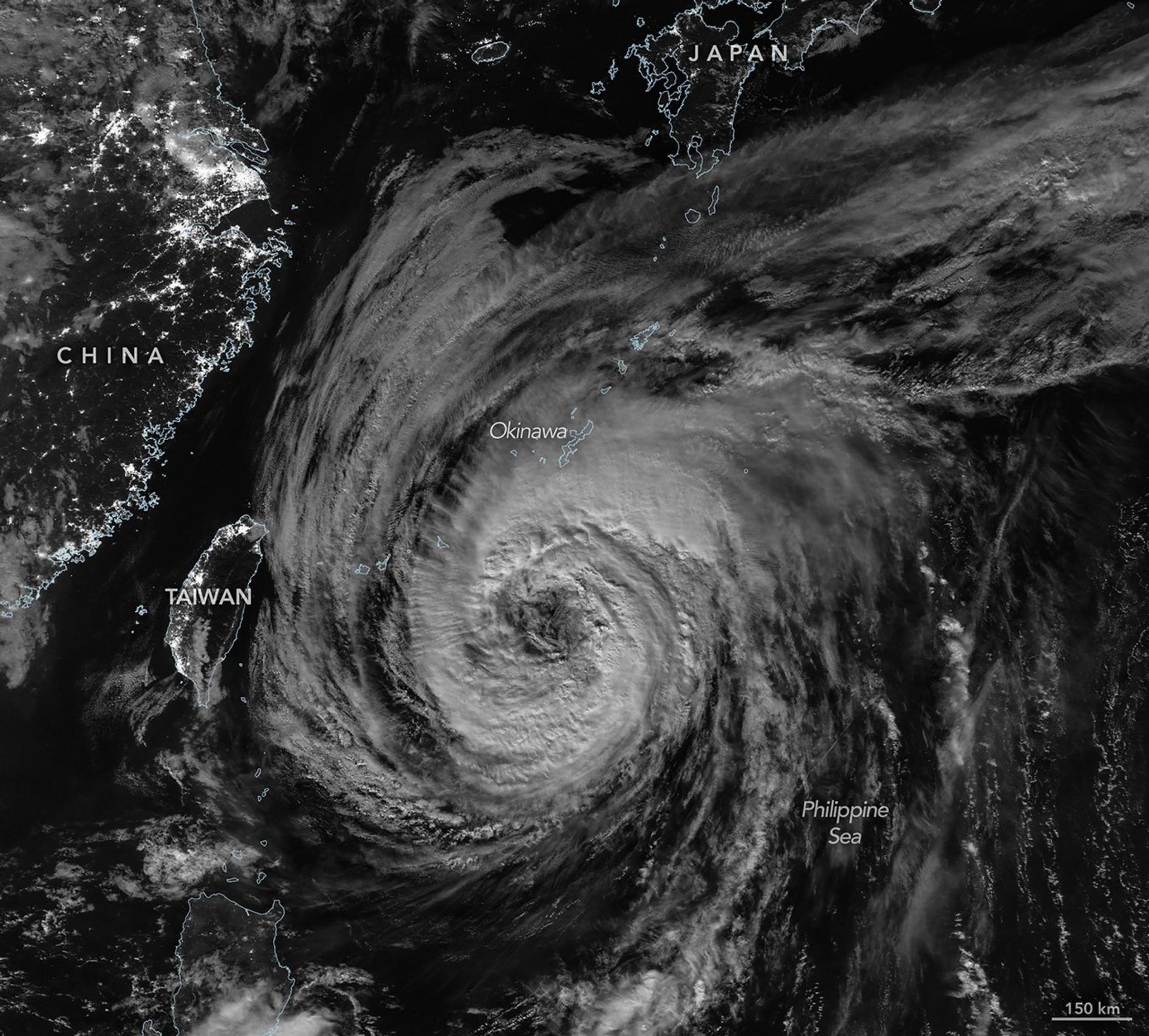 Vue satellite du typhon Jangmi entre Okinawa et Taïwan dans le Pacifique occidental.