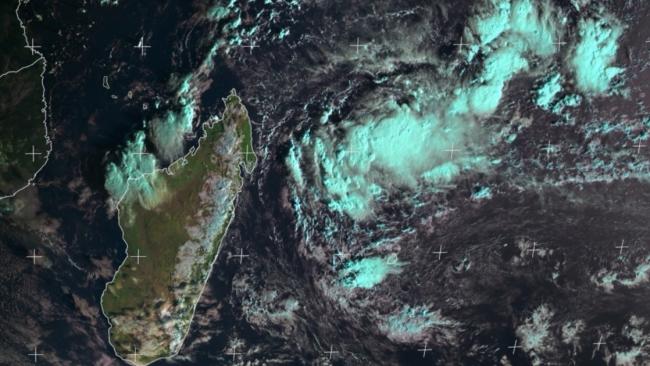 Zone perturbée 96S circulant au Nord des Mascareignes